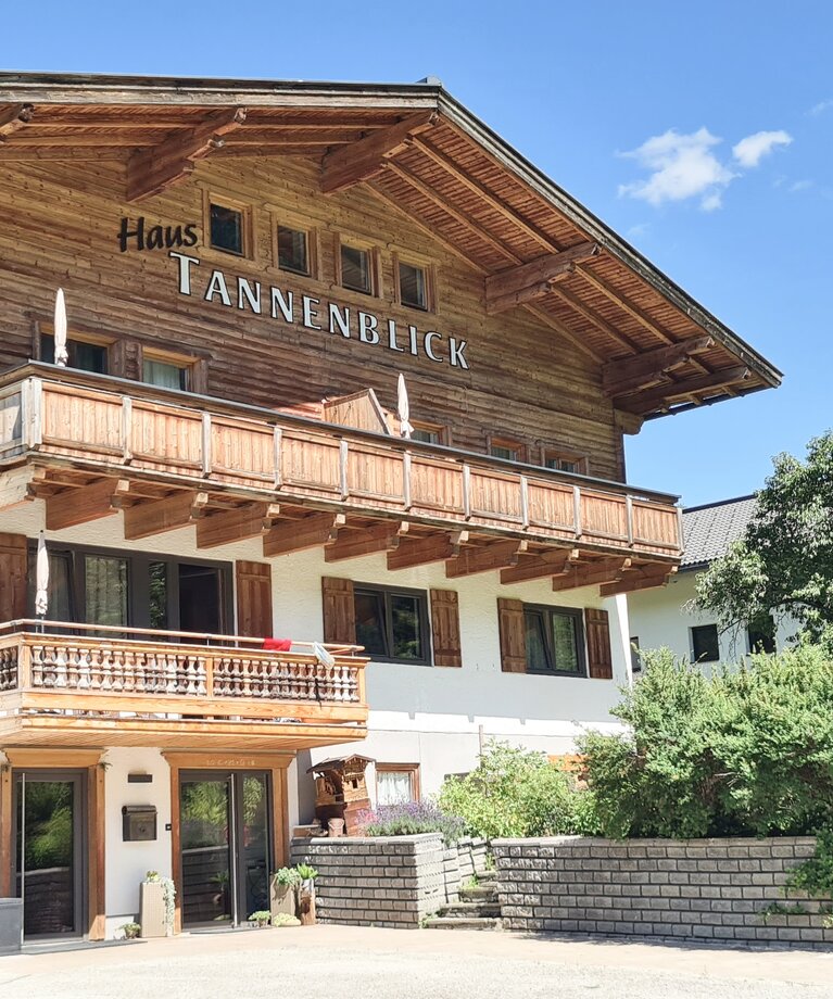 Eine Aufnahme des Haus Tannenblick von Aussen im Winter | © Haus Tannenblick