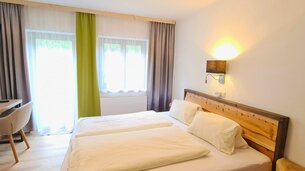 Eine Aufnahme des Doppelbetts im Appartement 1 - "Schönleiten" Schlafzimmer | © Haus Tannenblick